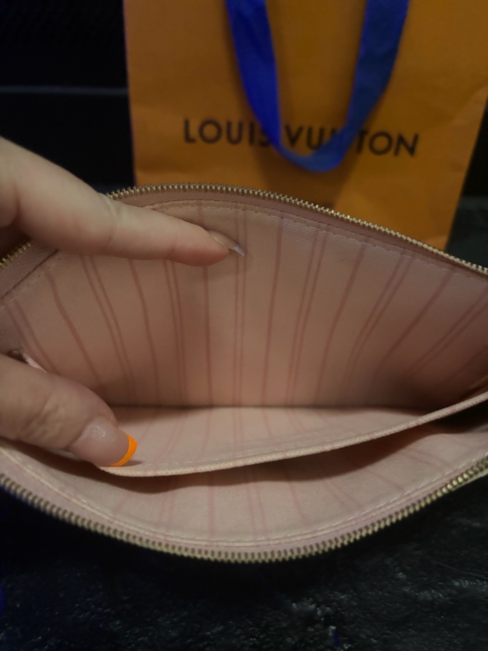 Authentic Louis Vuitton Damier
Azur Neverfull GM NM Rose Ballerina Pouchette - Picture 6 of 10